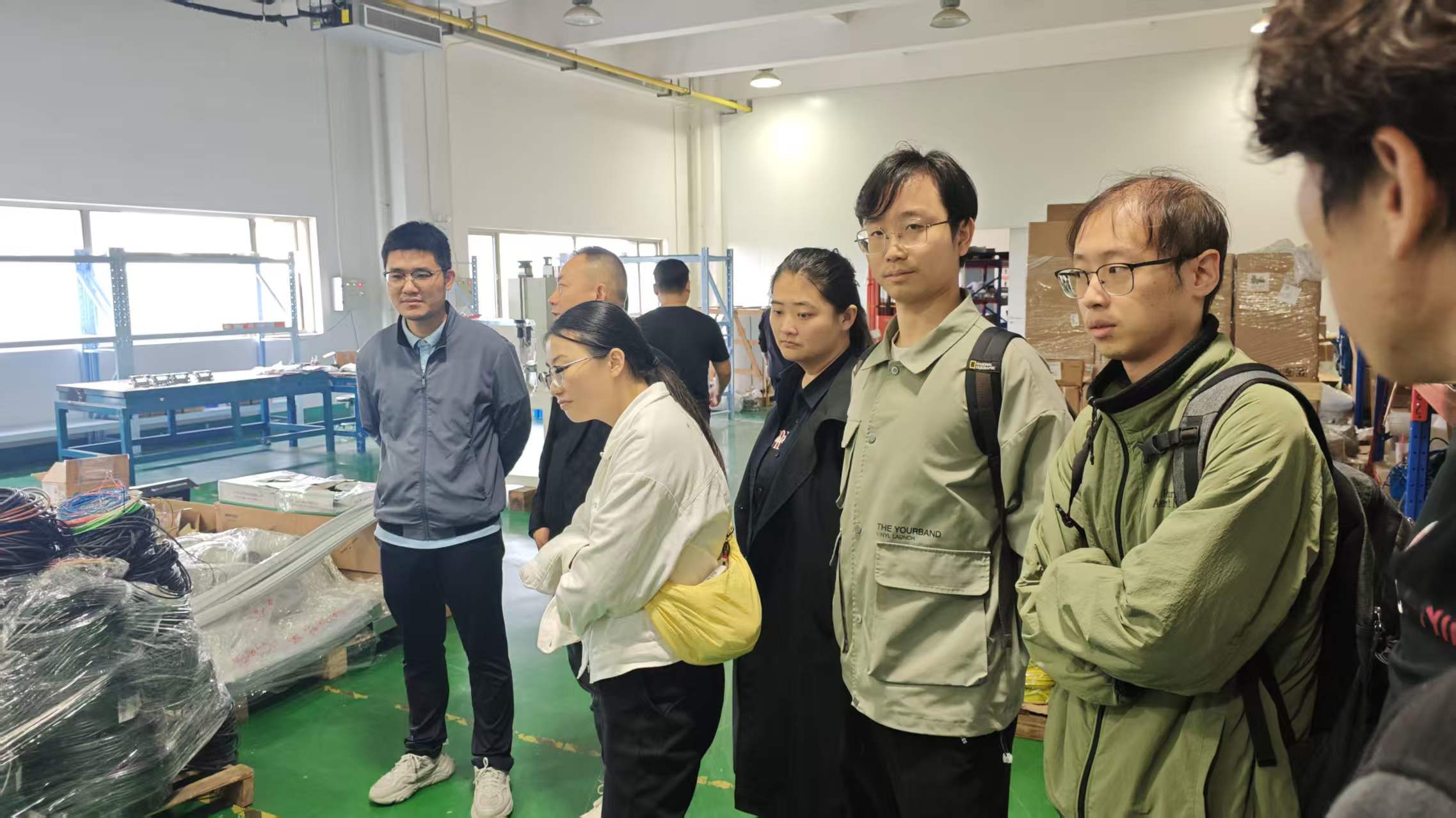 课题组参观东野精机装配调试区