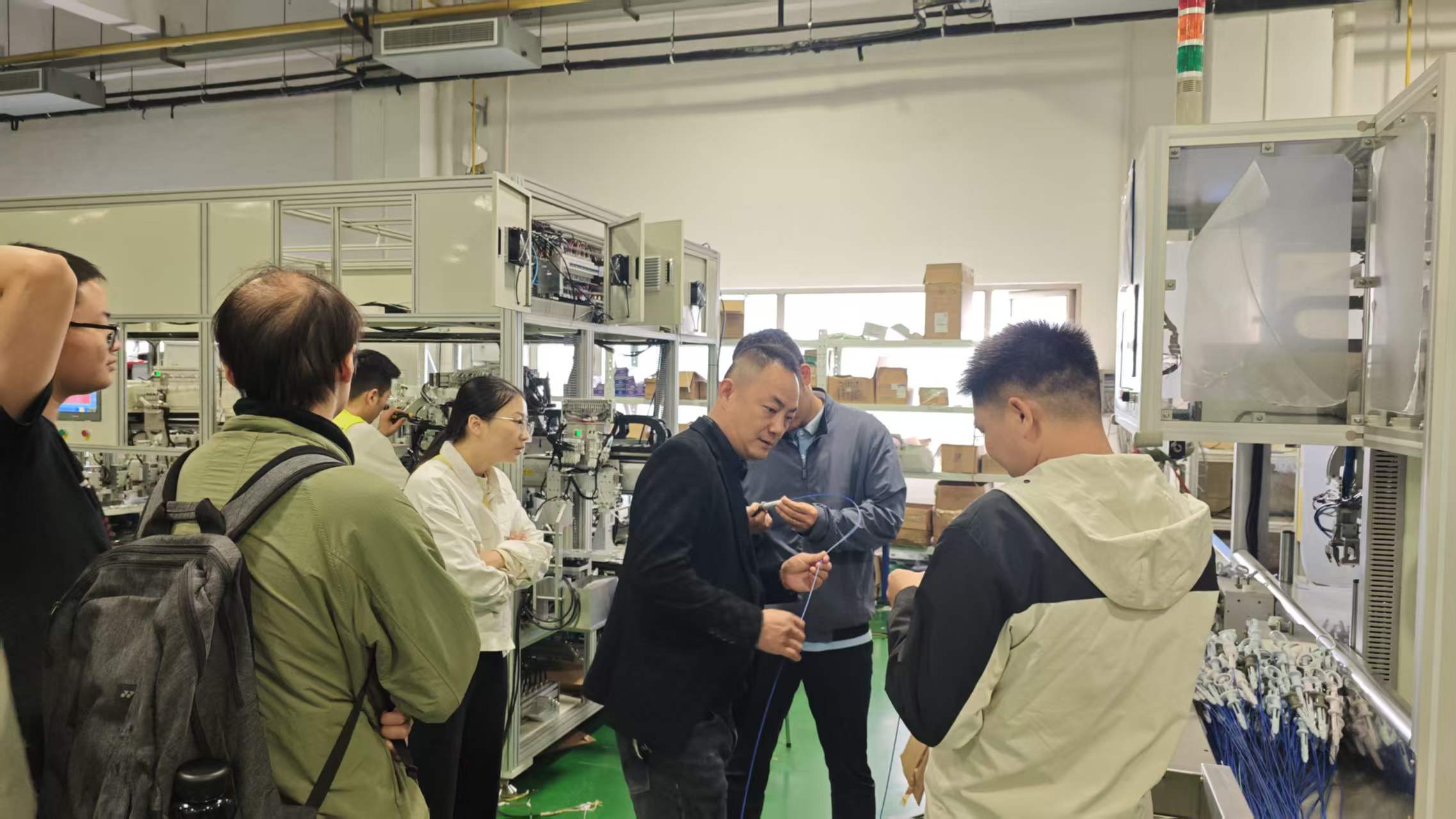 现场工程师介绍设备装配与线路调试