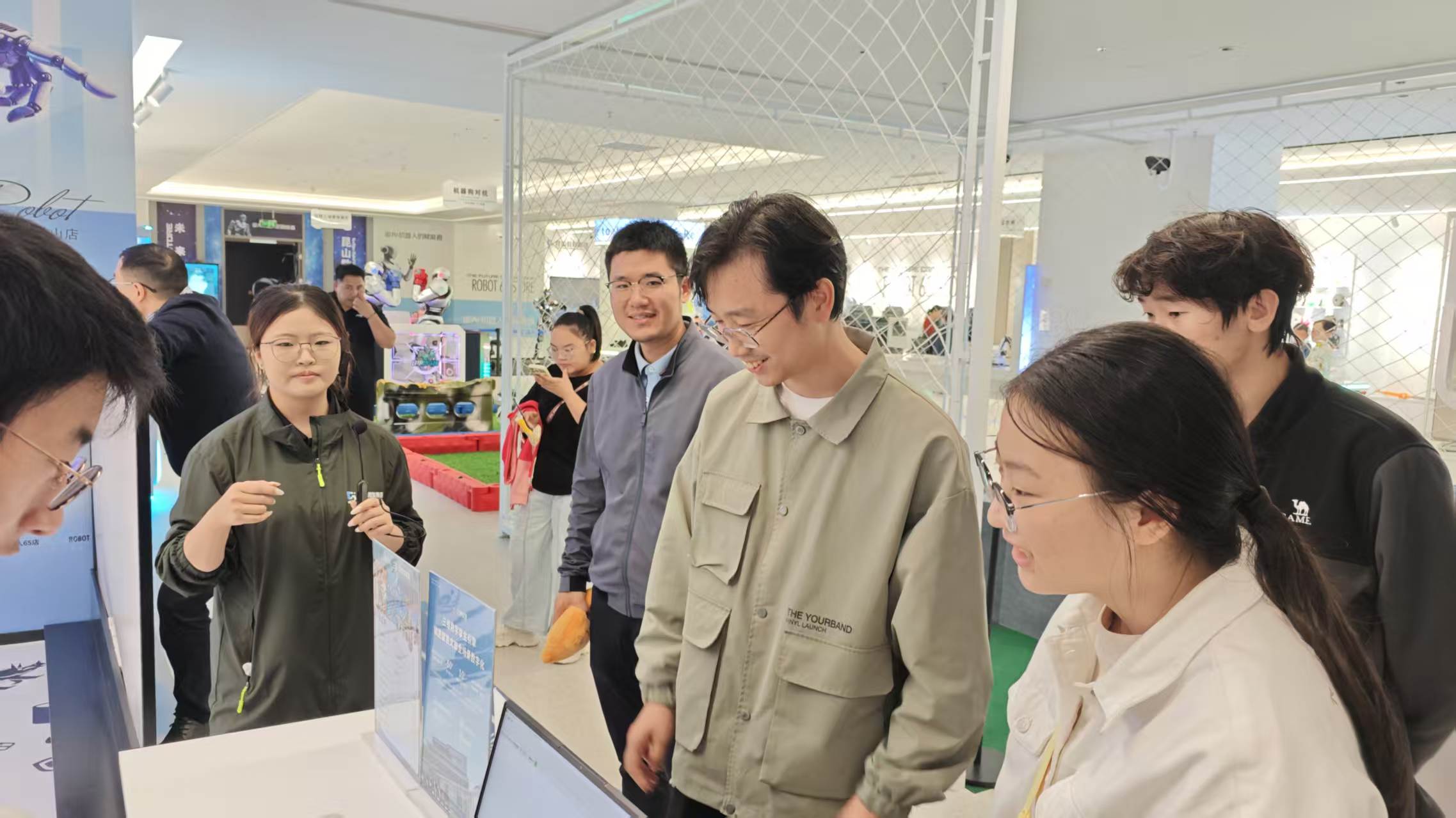 课题组成员了解机器人与智能设备展示