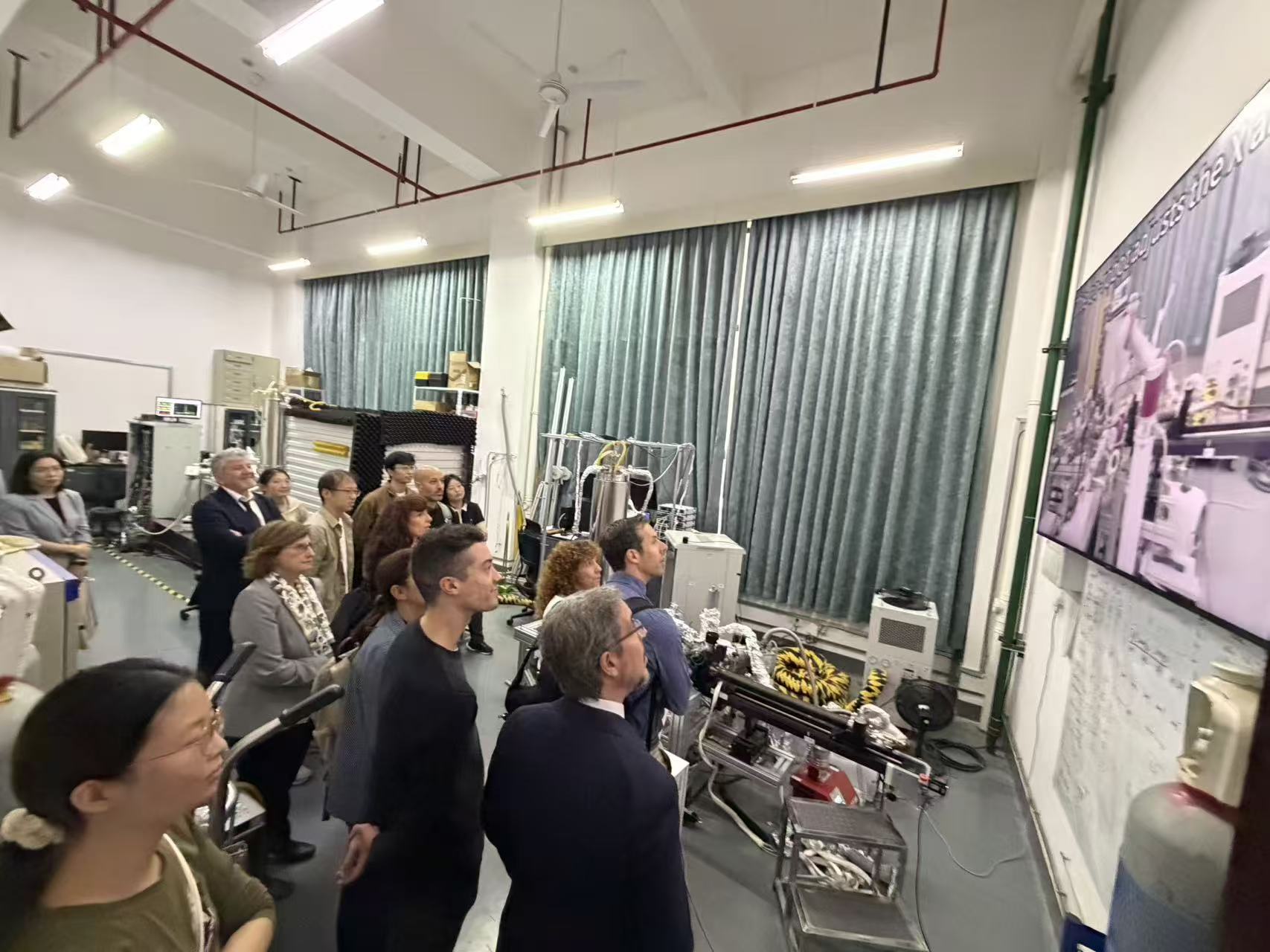 Experts from the Institute of Materials Science of Madrid visiting the laboratory